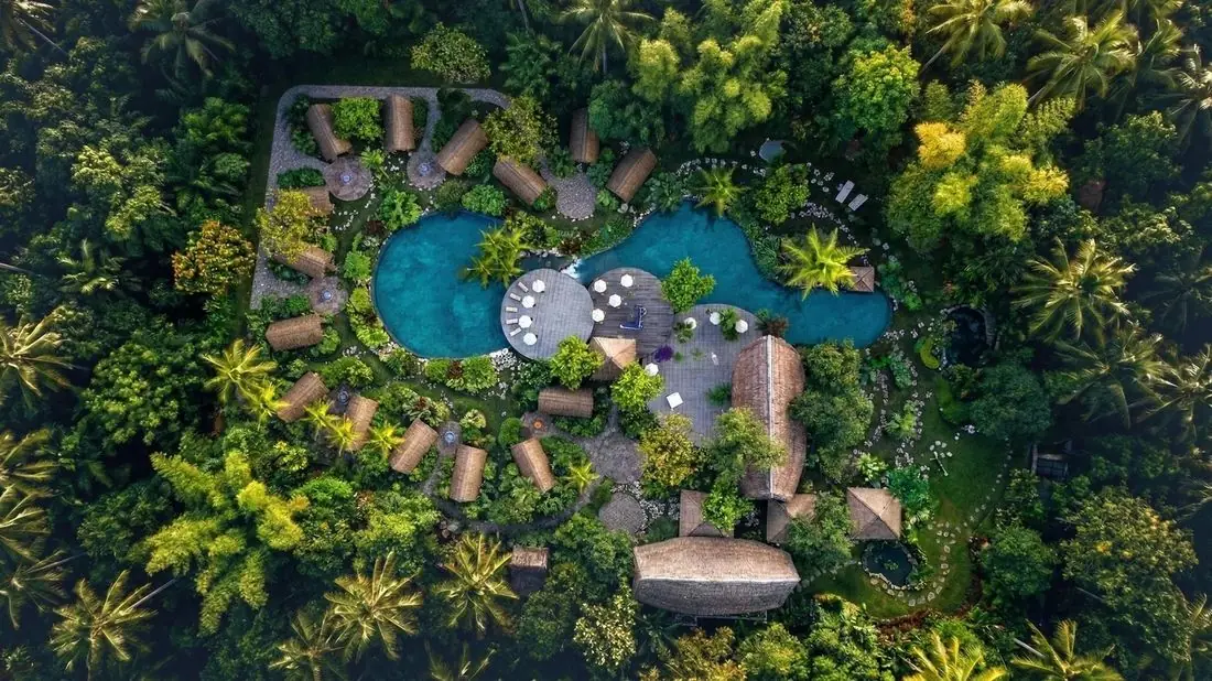Hồ bơi và bungalow nhìn từ trên cao